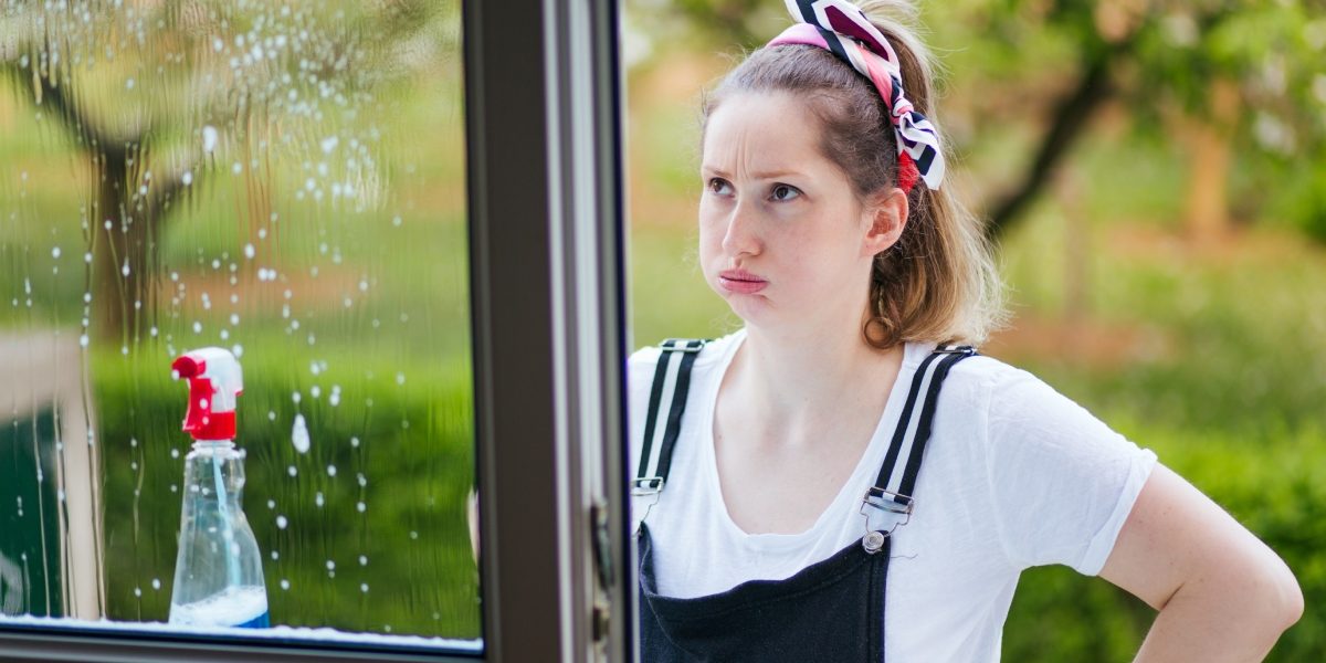 Soluție GENIALĂ pentru geamuri curate: Ploaia și praful, DATE AFARĂ din casă