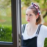 Soluție GENIALĂ pentru geamuri curate: Ploaia și praful, DATE AFARĂ din casă