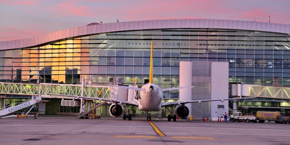 Aeroportul Internațional „Henri Coandă” din Otopeni se află în plin proces de modernizare a infrastructurii pentru susținerea mobilității durabile, o inițiativă ce vine să răspundă creșterii numărului de utilizatori de vehicule electrice și a preocupărilor legate de reducerea amprentei de carbon