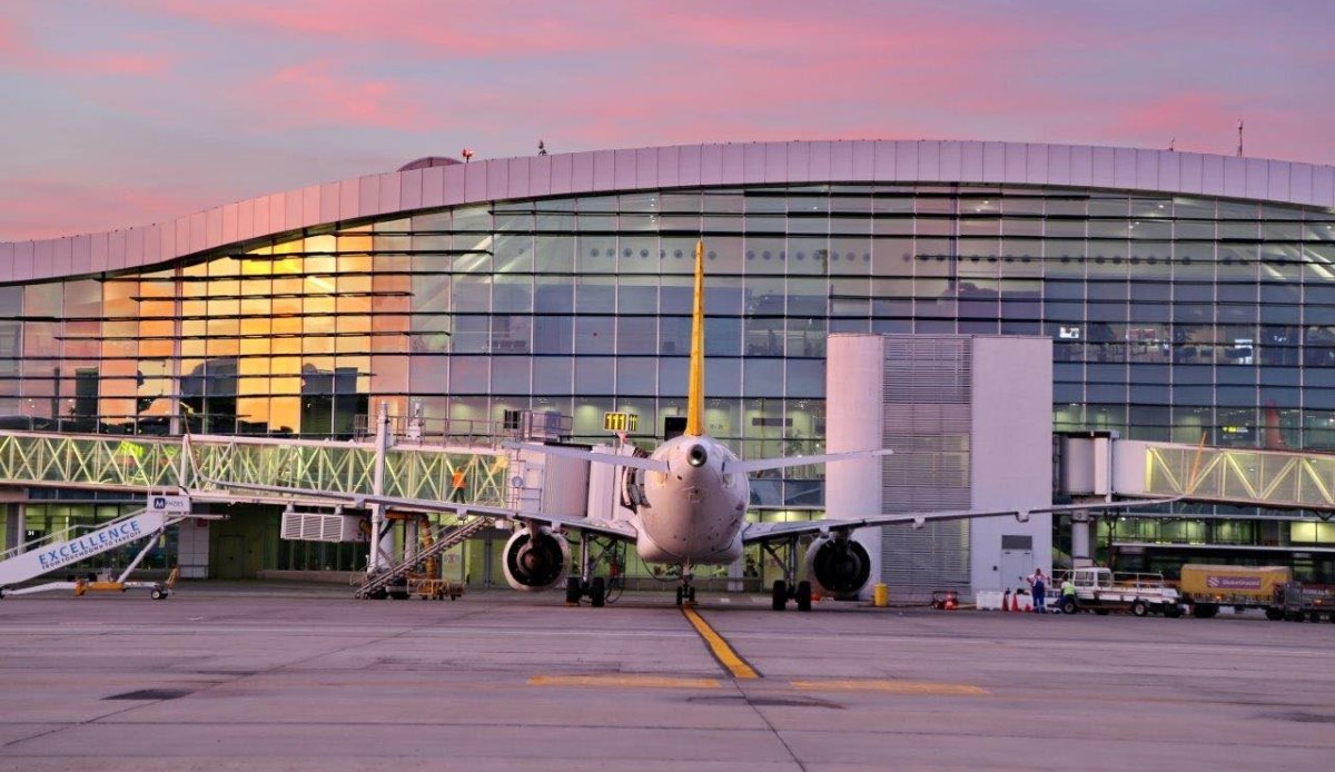 Aeroportul Internațional „Henri Coandă” din Otopeni se află în plin proces de modernizare a infrastructurii pentru susținerea mobilității durabile, o inițiativă ce vine să răspundă creșterii numărului de utilizatori de vehicule electrice și a preocupărilor legate de reducerea amprentei de carbon