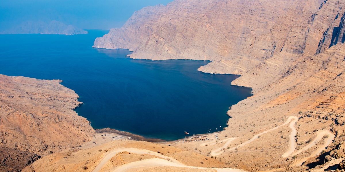 Tensiuni Maxime în Strâmtoarea Ormuz: Iranul Amenință din Nou cu Închiderea Relațiile fragile dintre Statele Unite și Iran sunt din nou pe muchie de cuțit, după ce Teheranul a acuzat Washingtonul de încălcarea unui acord recent negociat