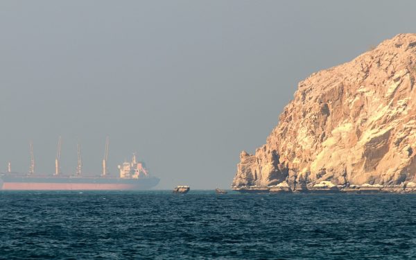 Focuri de armă în Strâmtoarea Ormuz: Navele, în pericol