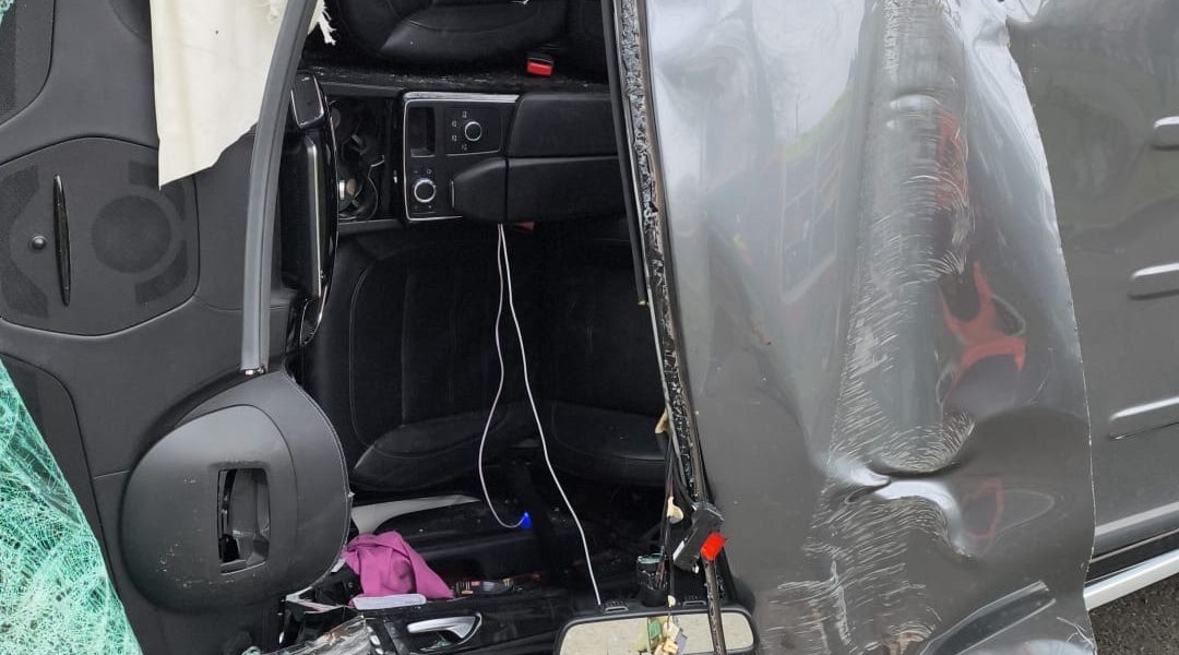 O tânără de 19 ani, în stare gravă în urma accidentului de la Ziridava, cu o mașină răsturnată (FOTO)