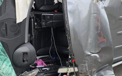 Doi ocupanți ai unei mașini au fost grav răniți într-un accident rutier produs vineri dimineața pe Bulevardul Revoluției din Arad, în zona Ziridava