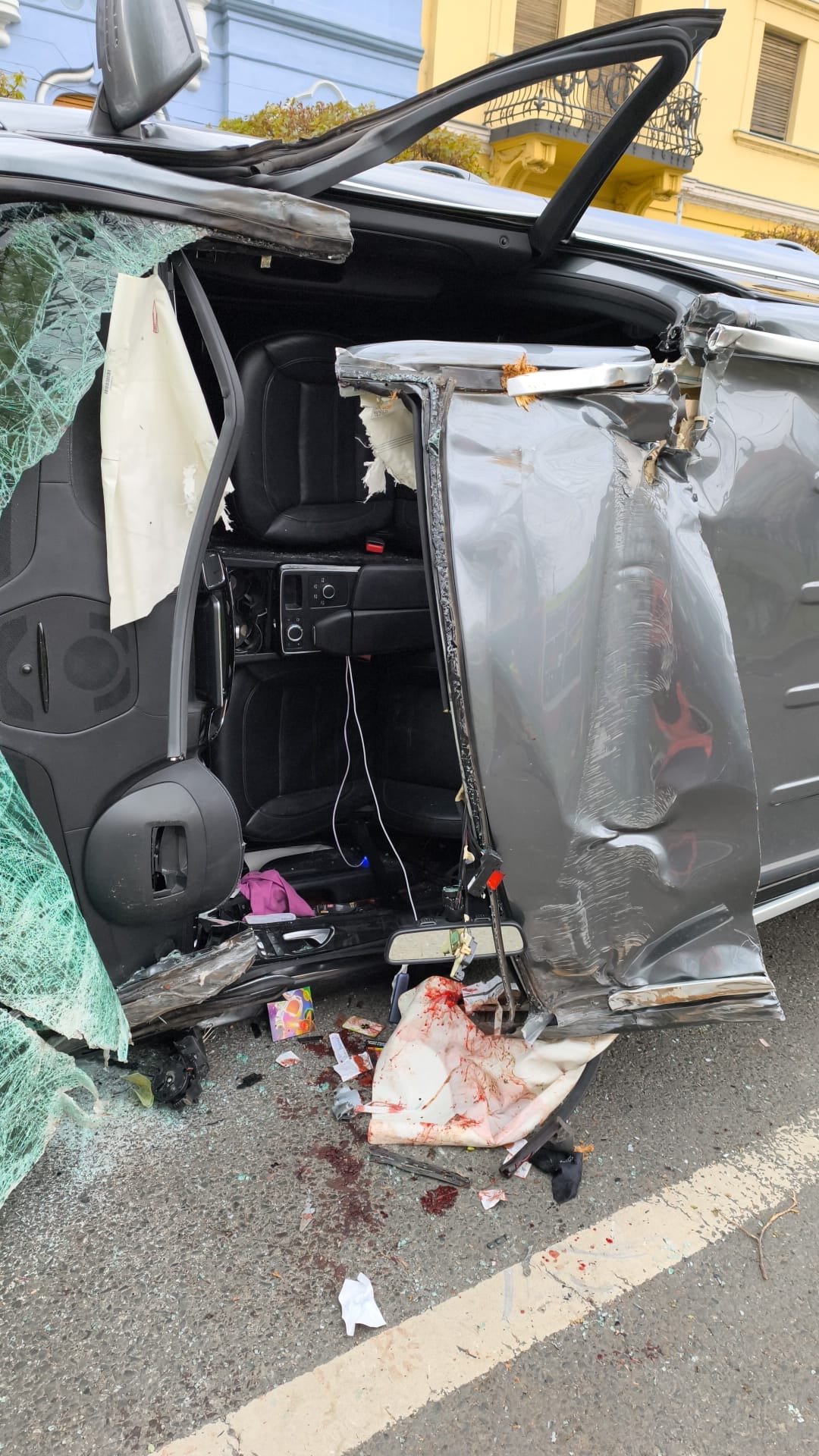 Doi ocupanți ai unei mașini au fost grav răniți într-un accident rutier produs vineri dimineața pe Bulevardul Revoluției din Arad, în zona Ziridava
