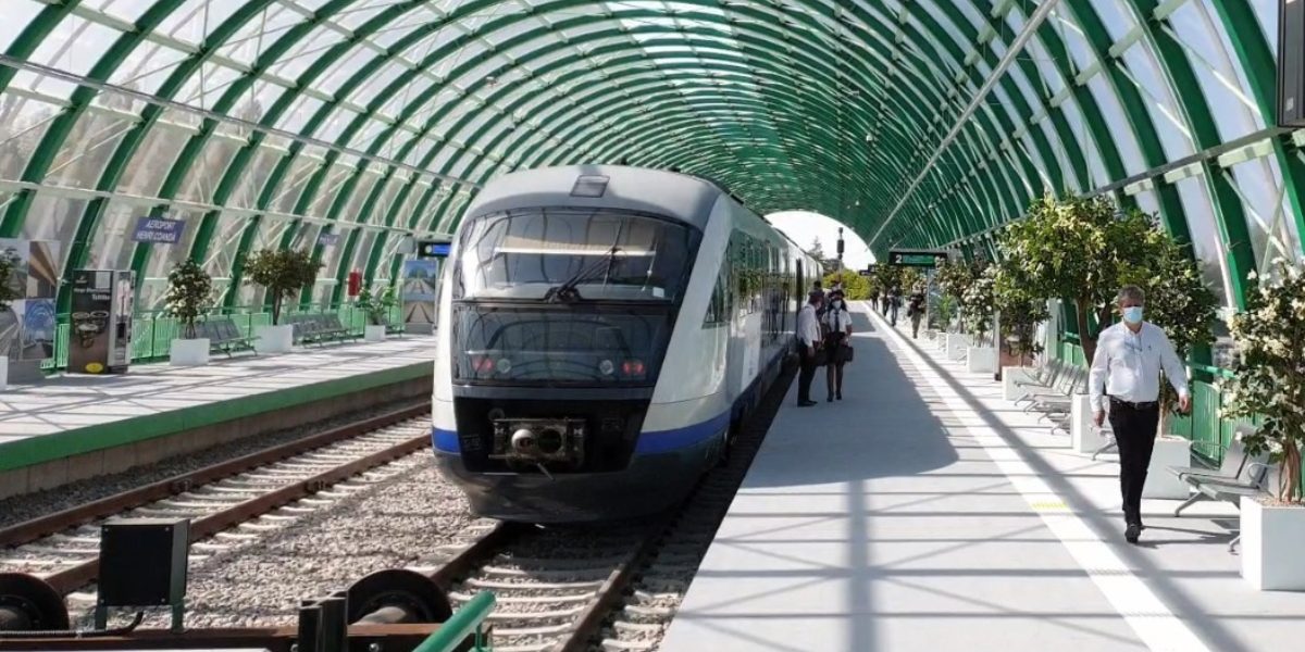 Un tren spre Aeroportul Otopeni a luat-o pe o rută greșită, din cauza unei erori umane Un tren de pasageri operat de un operator privat a fost direcționat greșit din Gara de Nord din București, în toamna anului trecut