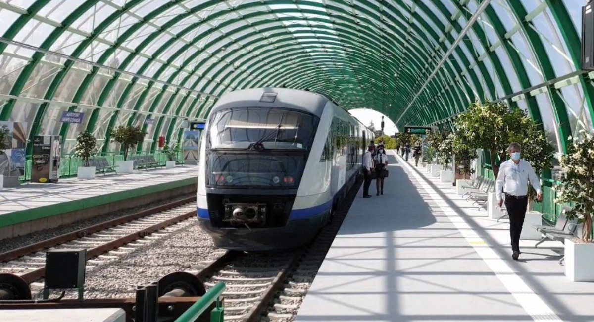 Un tren spre Aeroportul Otopeni a luat-o pe o rută greșită, din cauza unei erori umane Un tren de pasageri operat de un operator privat a fost direcționat greșit din Gara de Nord din București, în toamna anului trecut