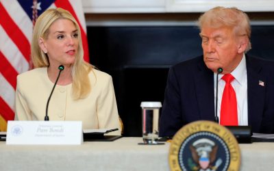 În peisajul politic american, schimbările la nivelul conducerii guvernamentale continuă să stârnească reacții variate, reflectând nu doar o dinamică politică internă, ci și o influență semnificativă asupra percepției publice a instituțiilor democratice