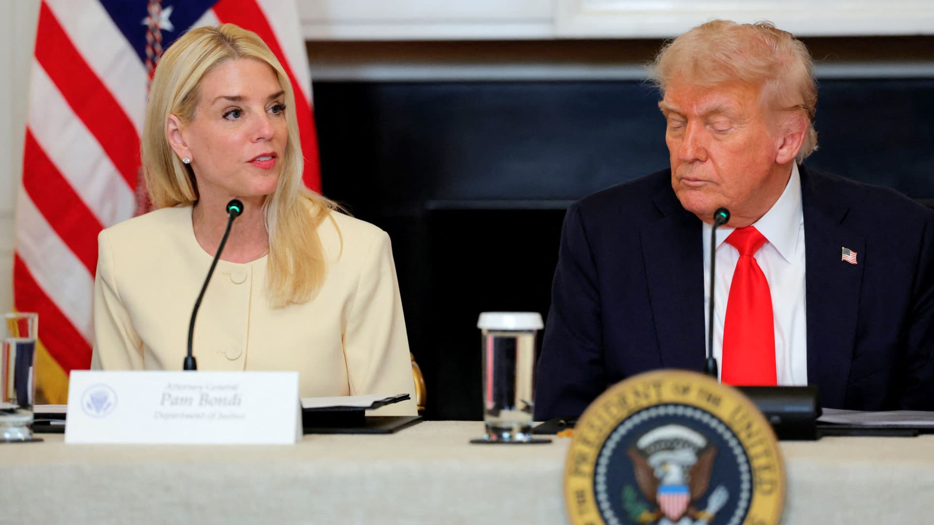 În peisajul politic american, schimbările la nivelul conducerii guvernamentale continuă să stârnească reacții variate, reflectând nu doar o dinamică politică internă, ci și o influență semnificativă asupra percepției publice a instituțiilor democratice