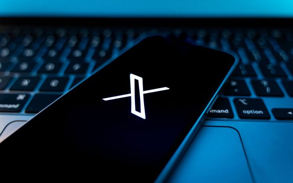 X, fostul Twitter, se dă pe AI: Grok personalizează fluxul utilizatorilor