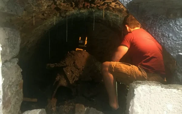 Bărbat a găsit „poarta către 1900” în timpul renovărilor