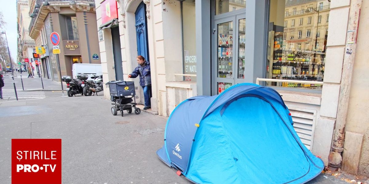 Un bărbat fără adăpost, angajat la magazinul în fața căruia cerșea. Continuă să doarmă într-un cort, dar are un loc de muncă