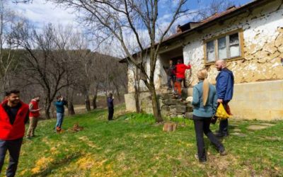 Un bătrân singuratic din Munții Buzăului primește un ajutor neașteptat după 12 km până la magazin