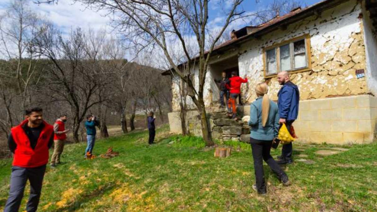 Campanie umanitară în Munții Buzăului pentru sprijinirea locuitorilor izolați Sute de pachete cu alimente și produse de strictă necesitate au fost distribuite în zonele montane izolate ale județului Buzău, într-o inițiativă a echipei CarpathianRescue4x4 Nehoiu