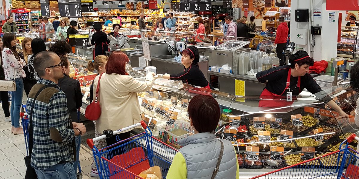 Președintele Consiliului Concurenței avertizează asupra riscului de creștere artificială a prețurilor Președintele Consiliului Concurenței, Bogdan Chirițoiu, a atras atenția că toate declarațiile prin care companiile anunță intenții de a majora prețurile pot duce la coordonarea comportamentului concurenților și la o creștere artificială a prețurilor pe piață