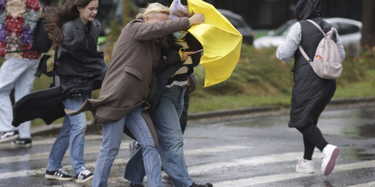 Vânt puternic în mai multe zone. Cum va fi vremea în București. Anunț de ultimă oră al meteorologilor