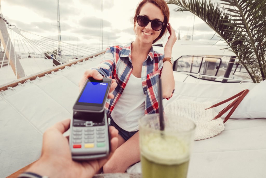 Visa deschide calea cumpărăturilor bazate pe inteligența artificială pentru companiile din întreaga lume Gigantul de plăți Visa a lansat o nouă soluție numită „Intelligent Commerce Connect”, menită să faciliteze conectarea afacerilor la comerțul alimentat de inteligența artificială (IA)