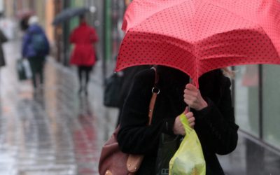 Vremea din România va suferi schimbări semnificative în următoarele zile, cu temperaturi în scădere accentuată și fenomene meteo extreme, fiind cauzate de interacțiunea dintre două mase de aer cu caracteristici complet diferite