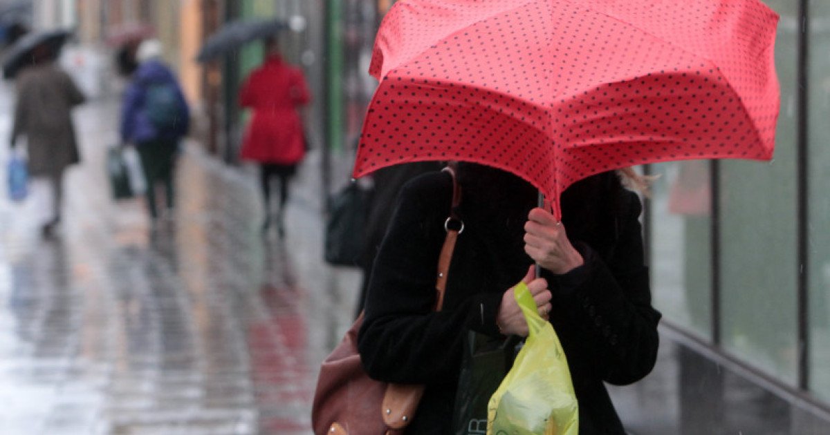 Vremea din România va suferi schimbări semnificative în următoarele zile, cu temperaturi în scădere accentuată și fenomene meteo extreme, fiind cauzate de interacțiunea dintre două mase de aer cu caracteristici complet diferite