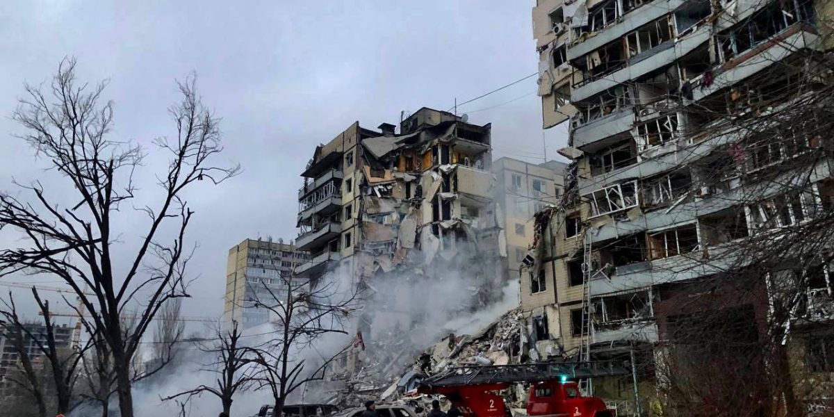 Cel puțin două persoane au fost ucise și alte trei rănite în urma unor atacuri aeriene rusești în regiunea Dnipro din estul Ucrainei, conform informațiilor transmise vineri