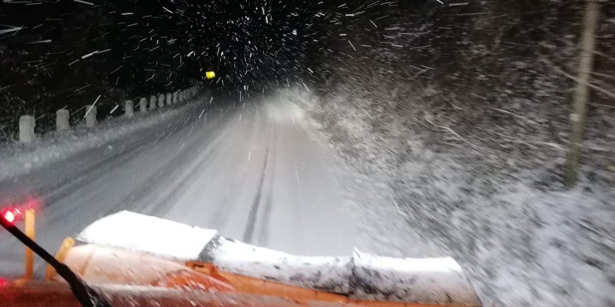 Zăpadă și haos în Vâlcea: DN7A blocat, utilajele în acțiune!