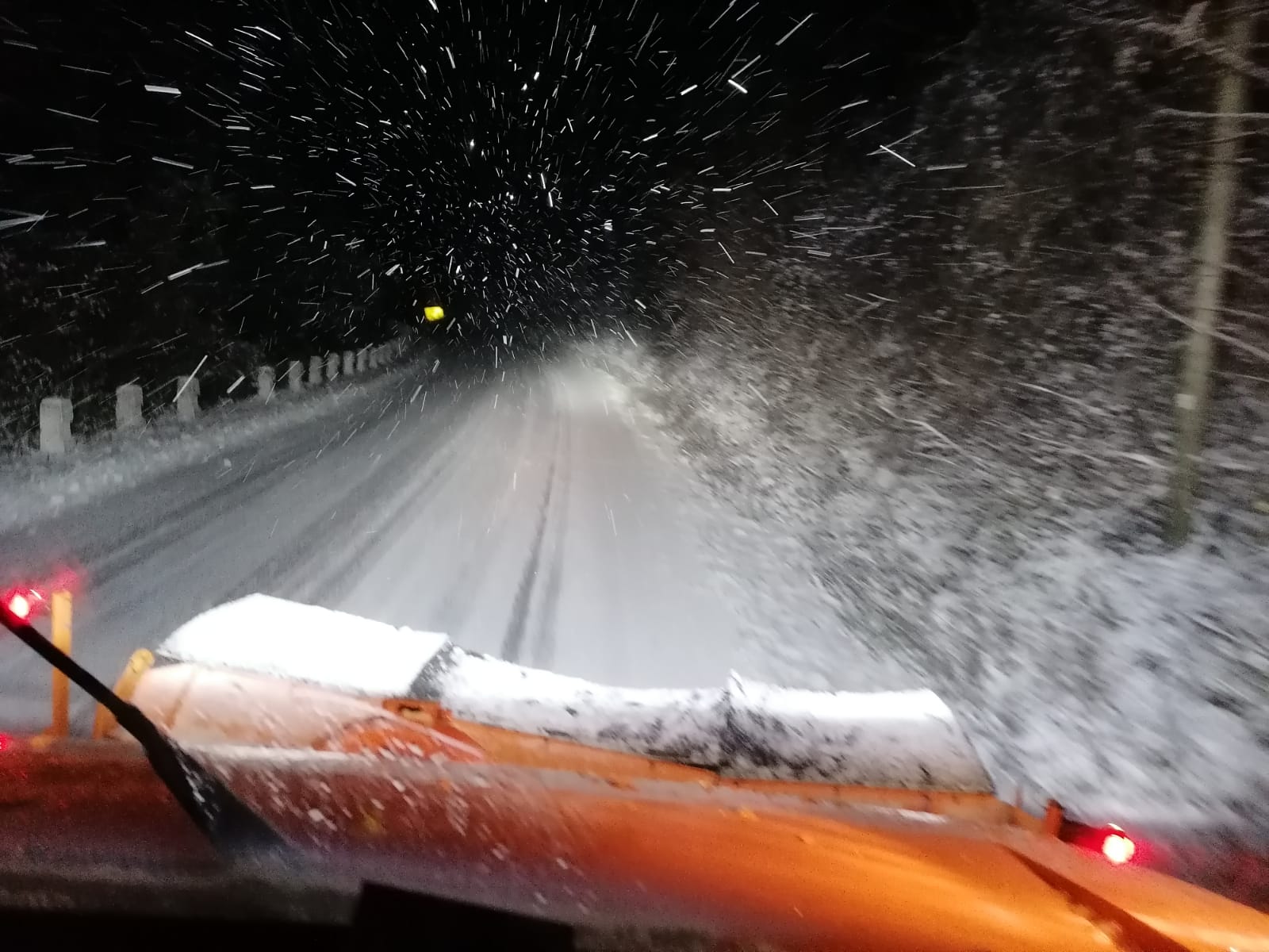 Zăpadă și haos în Vâlcea: DN7A blocat, utilajele în acțiune!