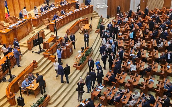 Pace filmează semnături, AUR amână moțiunea: Opoziția, sfâșiată de calcule!