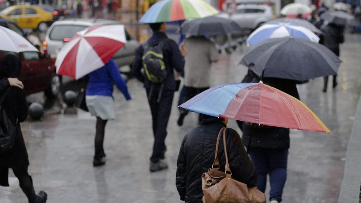 Vreme capricioasă: Ploi, lapoviță și vânt puternic în România