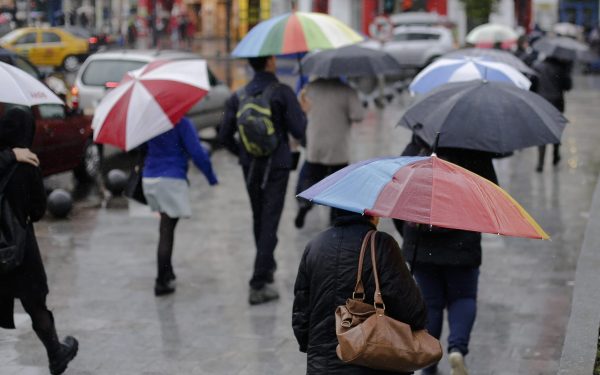Vreme capricioasă: Ploi, lapoviță și vânt puternic în România