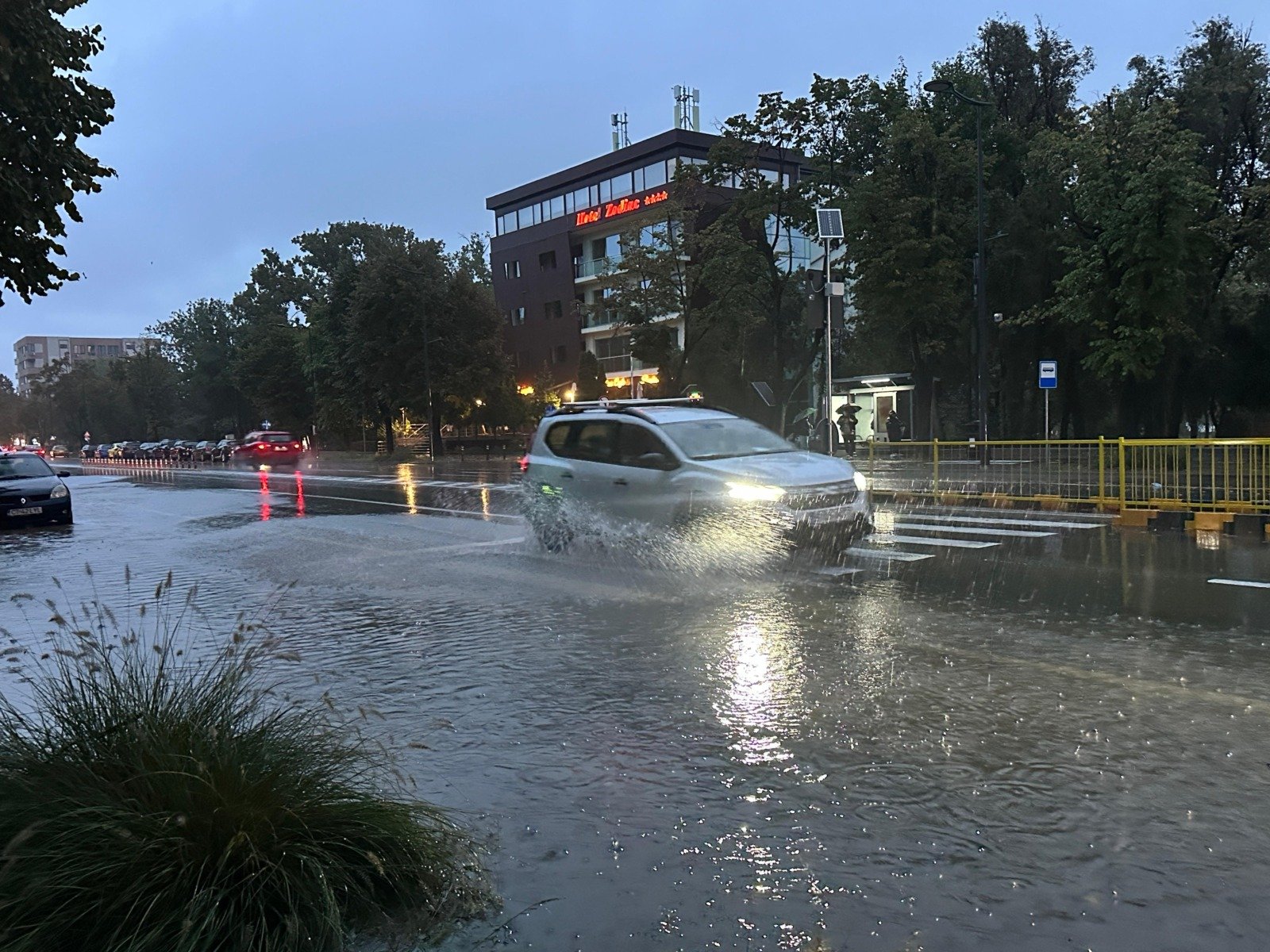 Aprilie vine cu vreme mai blândă, dar și ploi. Citește prognoza meteo!