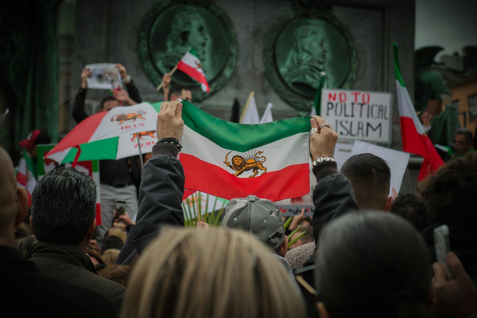 Președintele Statelor Unite lansează amenințări directe la adresa Iranului Marți, 7 aprilie, Președintele SUA a făcut o declarație extrem de dură privind situația din Iran, afirmând că o schimbare de regim în statul islamic a avut deja loc