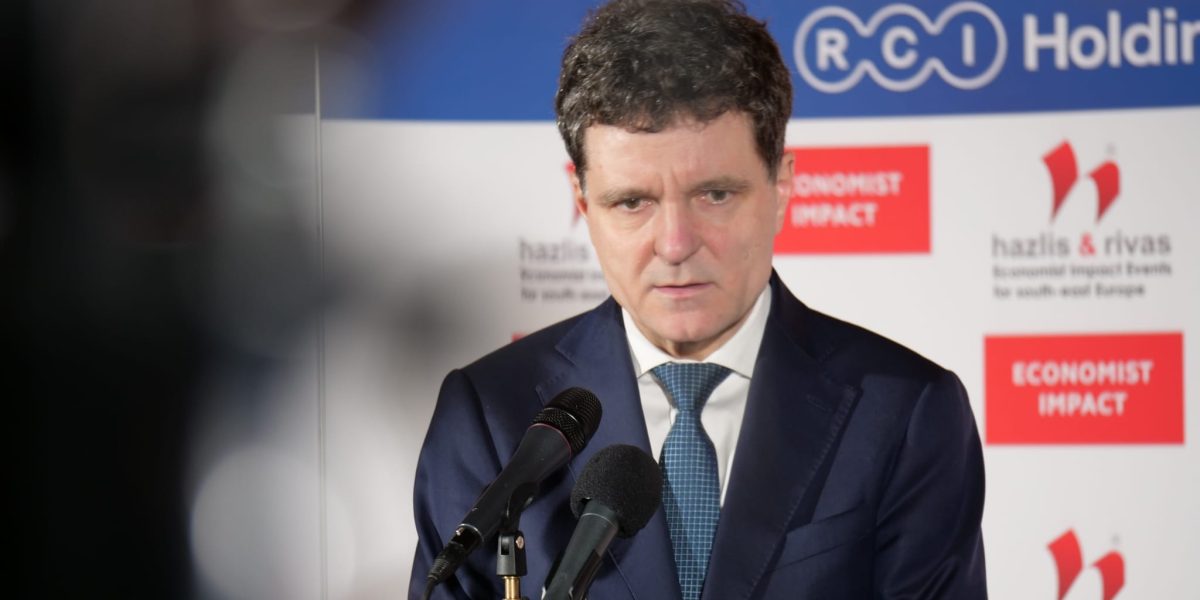 Președintele Nicușor Dan descrie funcționarea coaliției drept „o combinație de administrativ cu joc politic” Președintele Consiliului General al Municipiului București, Nicușor Dan, a afirmat luni seară că funcționarea coaliției de guvernare este „o combinație de administrativ cu joc politic”