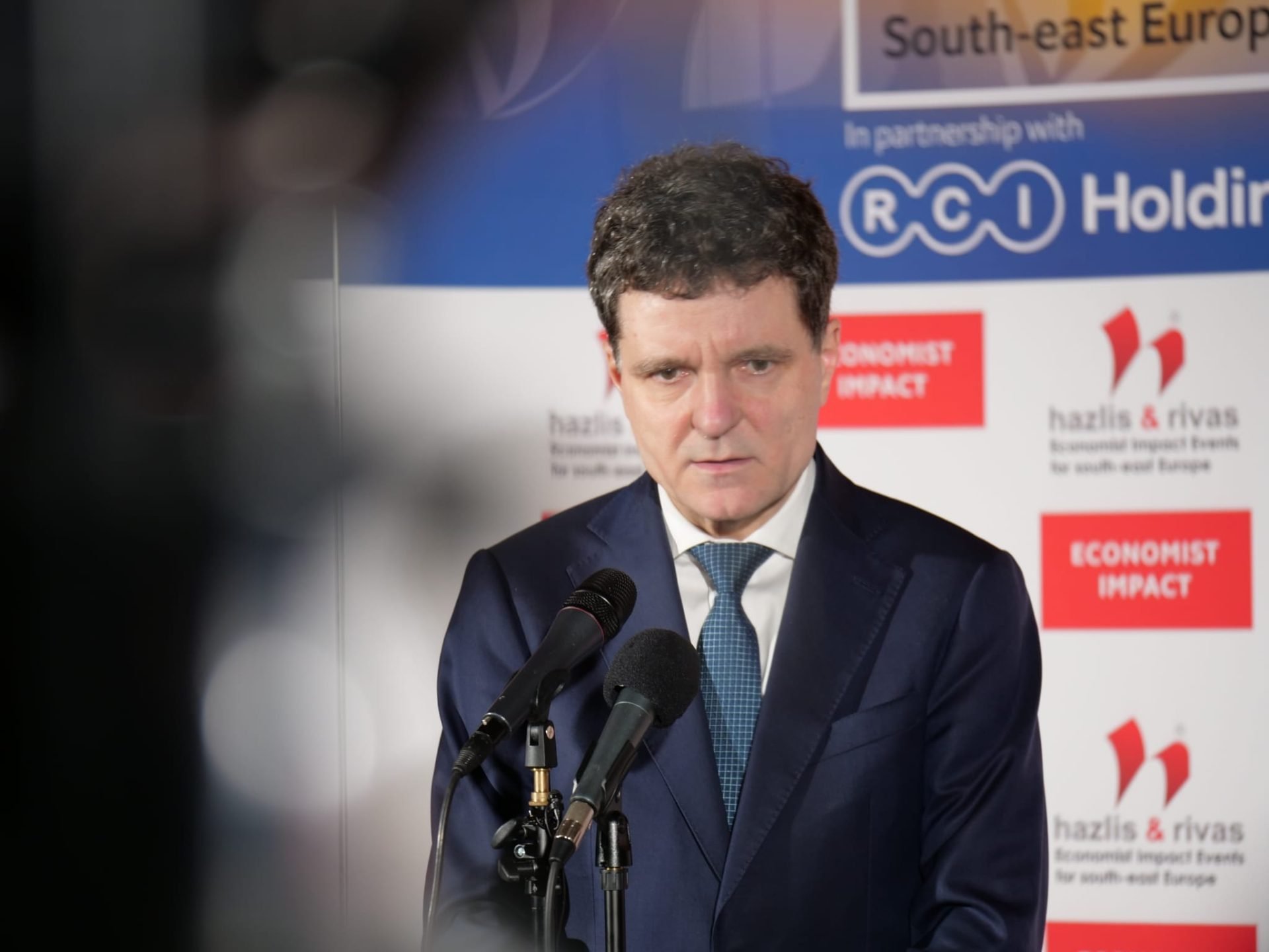 Președintele Nicușor Dan descrie funcționarea coaliției drept „o combinație de administrativ cu joc politic” Președintele Consiliului General al Municipiului București, Nicușor Dan, a afirmat luni seară că funcționarea coaliției de guvernare este „o combinație de administrativ cu joc politic”