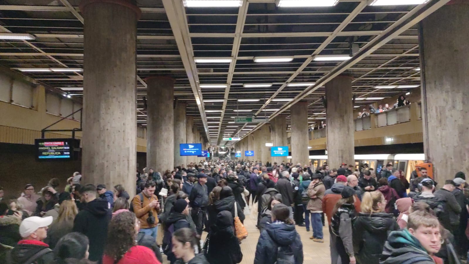 Perturbare severă în rețeaua de metrou din București joi după-amiază, cauzată de o intervenție medicală de urgență la stația Piața Unirii 1