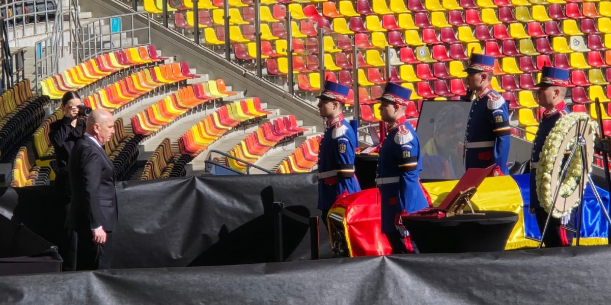 Sicriul lui Mircea Lucescu a fost depus joi la Arena Națională din București, oferind astfel publicului posibilitatea de a aduce un ultim omagiu legendarului antrenor