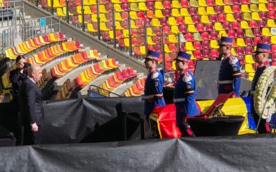 Sicriul lui Mircea Lucescu a fost depus joi la Arena Națională din București, oferind astfel publicului posibilitatea de a aduce un ultim omagiu legendarului antrenor