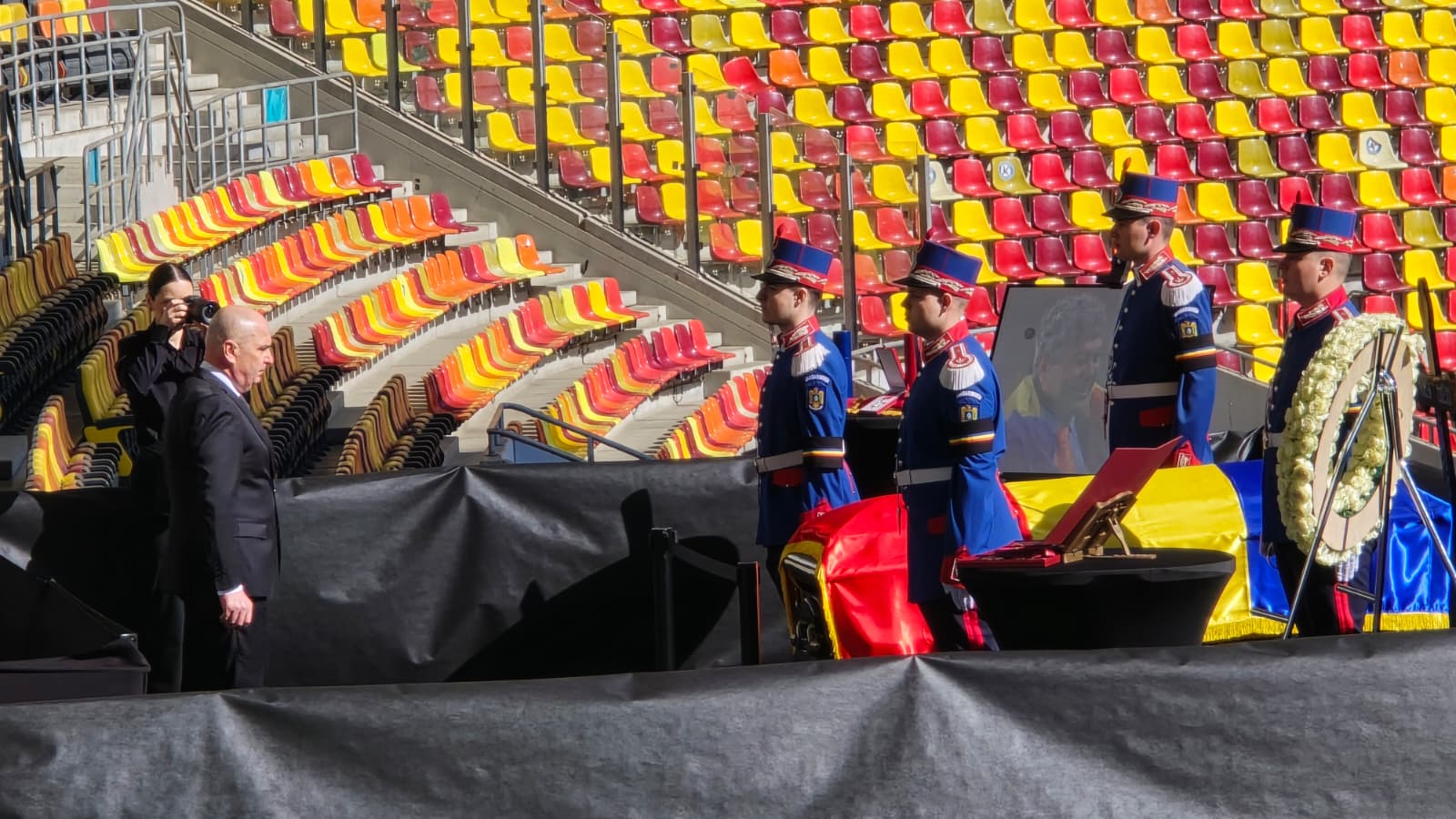 Sicriul lui Mircea Lucescu a fost depus joi la Arena Națională din București, oferind astfel publicului posibilitatea de a aduce un ultim omagiu legendarului antrenor