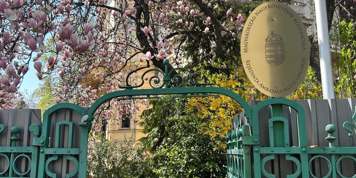 REPORTAJ: Reacții dure la Ambasada Ungariei din București după înfrângerea lui Viktor Orban