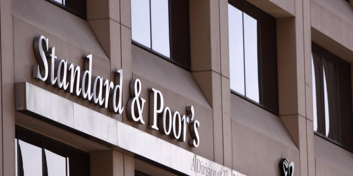 S&P Global Ratings a confirmat, vineri, ratingurile de credit suveran ale României la nivelul „BBB-/A-3” pentru termen lung şi scurt, în valută străină şi locală, menţinând însă o perspectivă negativă asupra evoluţiei economice a ţării