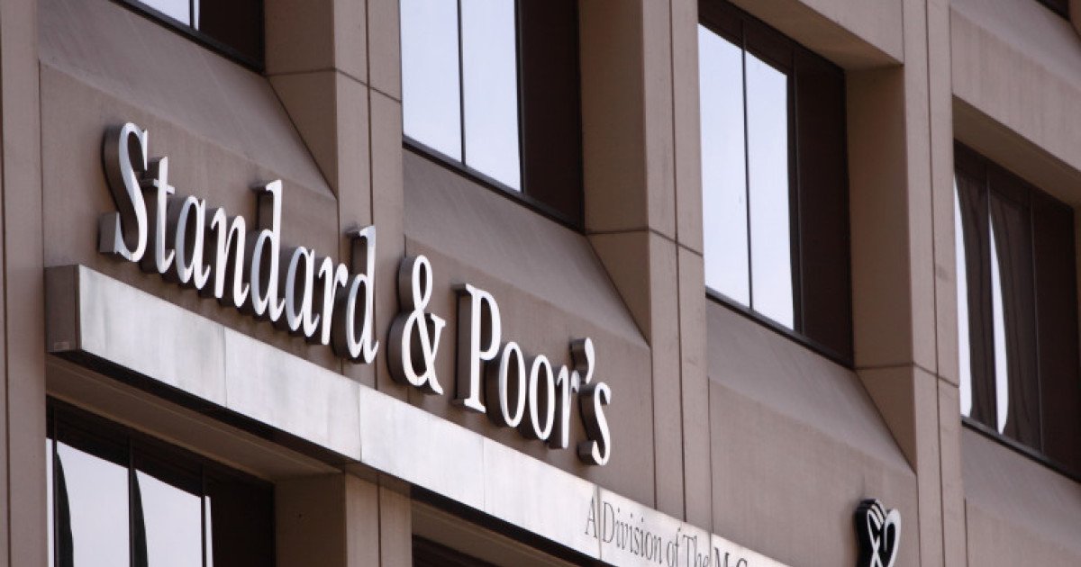 S&P Global Ratings a confirmat, vineri, ratingurile de credit suveran ale României la nivelul „BBB-/A-3” pentru termen lung şi scurt, în valută străină şi locală, menţinând însă o perspectivă negativă asupra evoluţiei economice a ţării