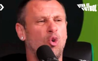 Încurcat în ochii publicului după meciul din barajul pentru Cupa Mondială, Antonio Cassano l-a criticat pe selecționerul Roberto Mancini într-un mod dur, declarând că acesta a fost „ratat” și l-a acuzat că a ales o tactică defensivă, care, potrivit fostului jucător, a dus la eliminarea Italiei din calificările pentru Turneul Final din acest an