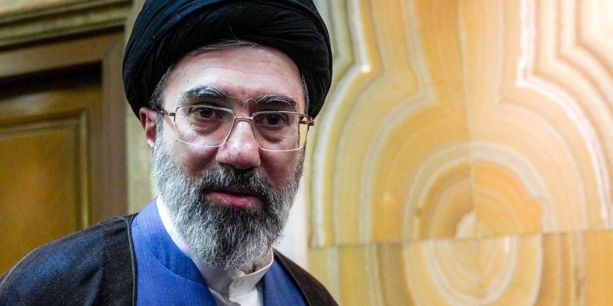 Reacție dură a oficialilor iranieni la amenințările lui Trump Mojtaba Khamenei,fiul liderului Superior al Iranului, ayatollahul Ali Khamenei, a condamnat vehement amenințările lansate recent de fostul președinte american Donald Trump
