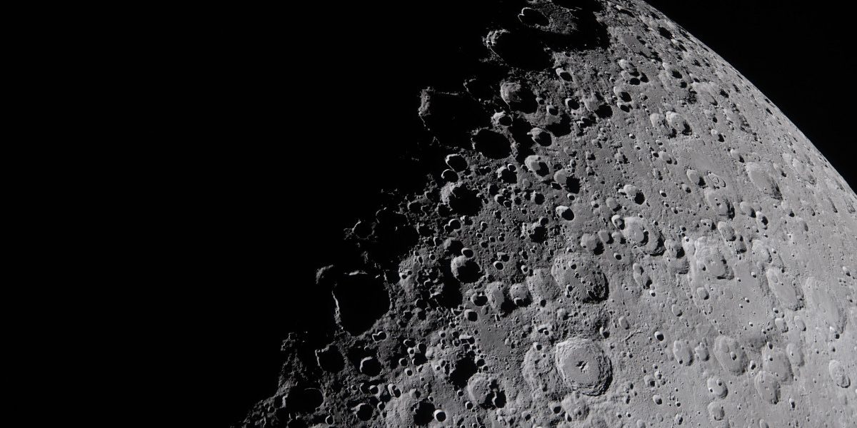 Astronauții misiunii Artemis 2 au fost martorii unui spectacol cosmic unic: căderea meteoriților pe Lună, un eveniment rar care a captivat atenția comunității științifice