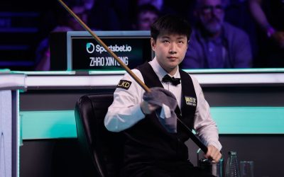 Zhao Xintong a reușit o performanță remarcabilă la Tour Championship, unde a învins recent în semifinale pe fostul campion John Higgins cu un scor categoric de 10-1, și se pregătește pentru finala turneului împotriva lui Judd Trump