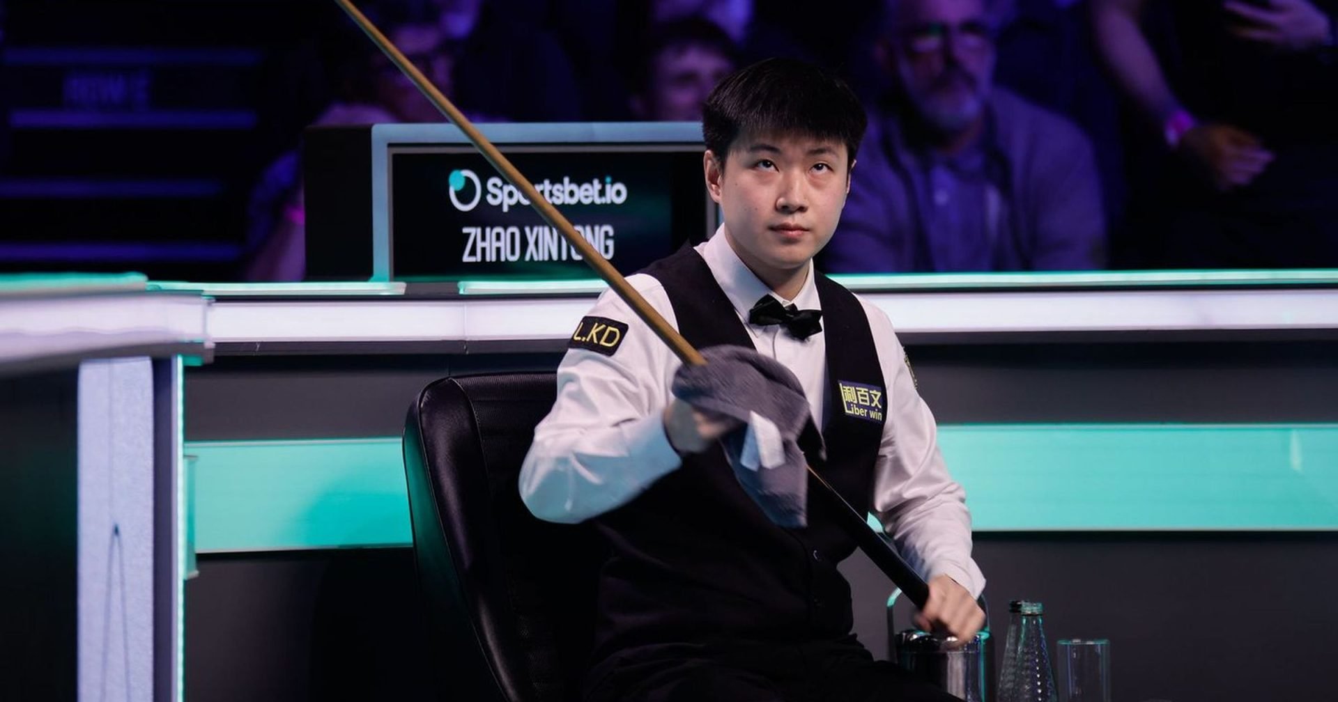 Zhao Xintong a reușit o performanță remarcabilă la Tour Championship, unde a învins recent în semifinale pe fostul campion John Higgins cu un scor categoric de 10-1, și se pregătește pentru finala turneului împotriva lui Judd Trump
