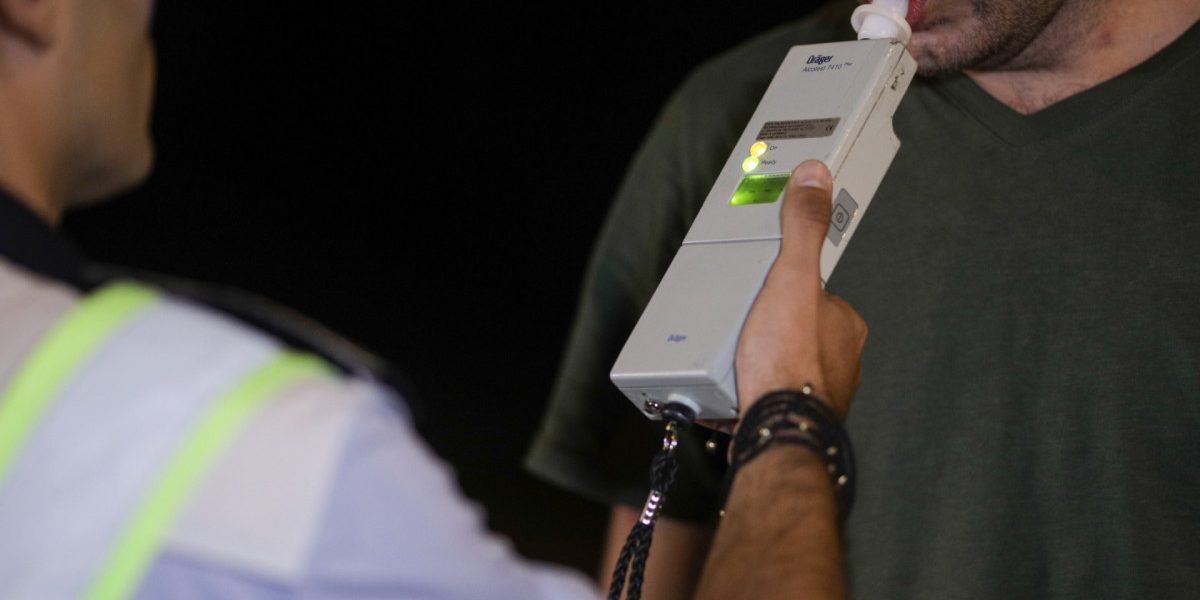 Șofer începător, prăpăstie: Bețiv la volan cu trei copii în mașină după whiskey și bere