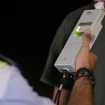 Șofer începător, prăpăstie: Bețiv la volan cu trei copii în mașină după whiskey și bere