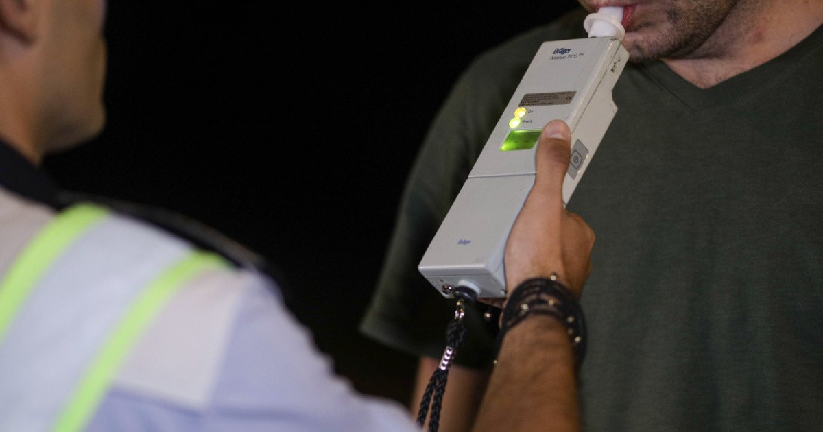 Șofer începător, prăpăstie: Bețiv la volan cu trei copii în mașină după whiskey și bere