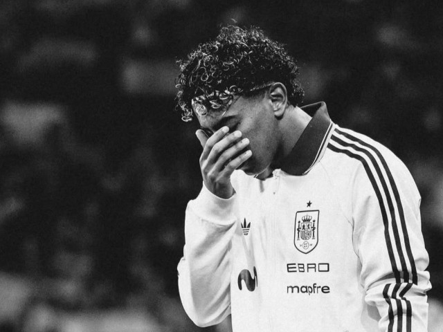 Inacceptabil! Lamine Yamal nu s-a ferit, după scandările rasiste de la Spania – Egipt Tensiunile rasiale au revenit în centrul atenției fotbalului internațional, de această dată într-un meci al echipei naționale Spania, unde tânărul fenomen al Barcelonei, Lamine Yamal, a avut o reacție contrară față de scandările rasiste extrem de ofensatoare din tribune