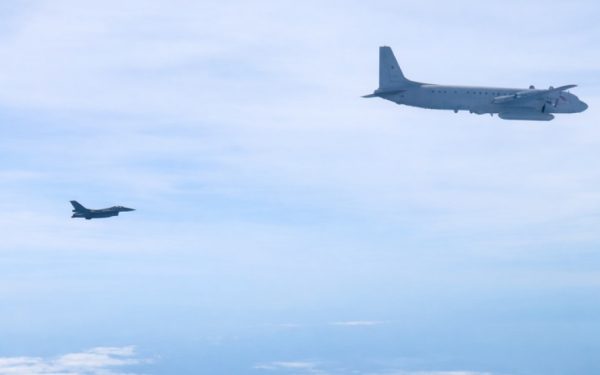 Piloții Români, misiune de interceptare: Avion de spionaj Rus, detectat lângă Lituania